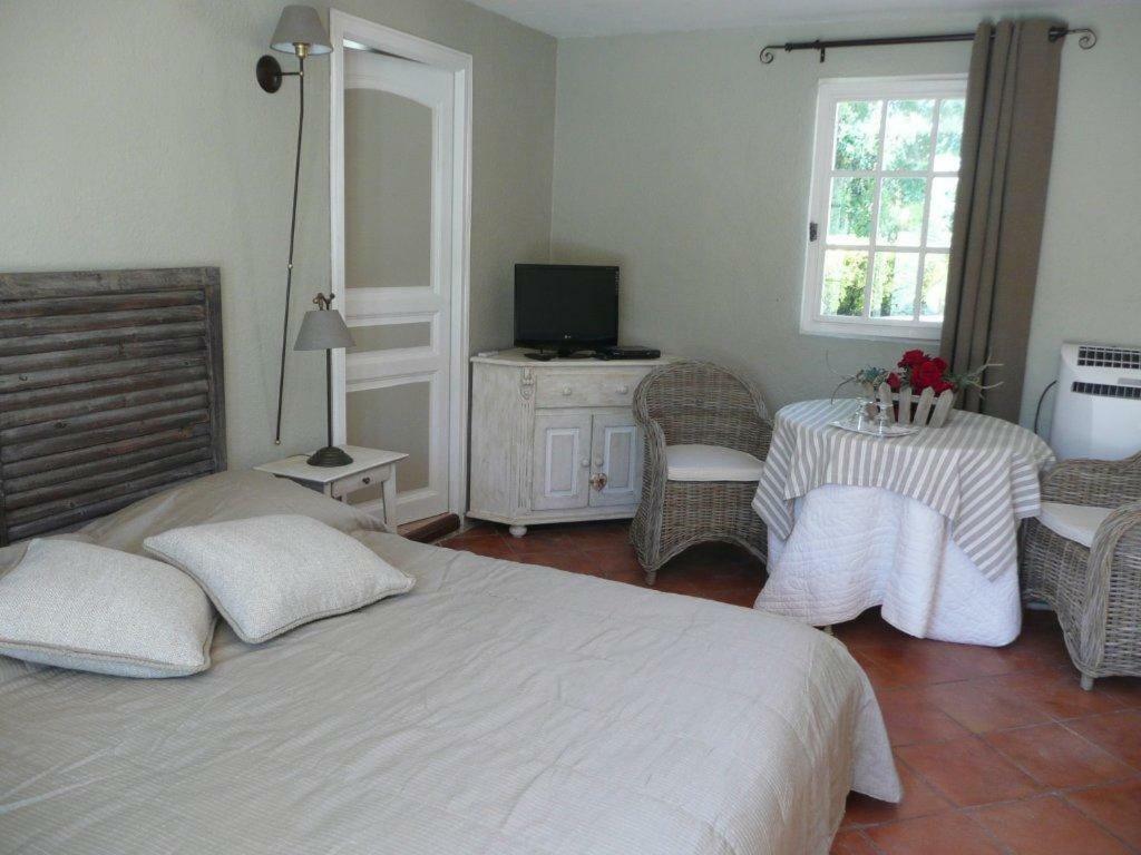 Les Chambres Des Taillades Les Taillades Bagian luar foto